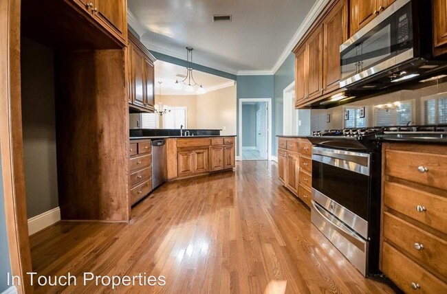 Building Photo - 5 br, 3.5 bath House - 3964 Kinderlou Forest