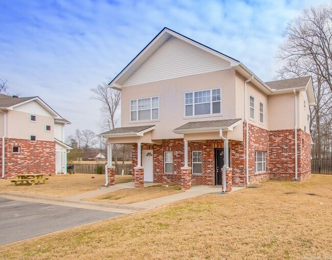 Building Photo - 1220 Sadie Dr