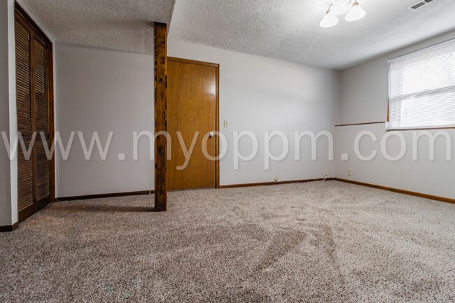 Building Photo - Beautiful 3 Bedroom / 2.5 Bath | 120th and...