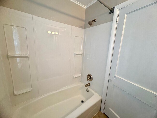 Building Photo - 2 Bedroom Available in Lancaster!