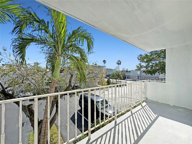 Building Photo - 1145 Normandy Dr