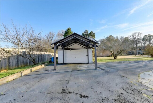 Building Photo - 8 Highland Ln