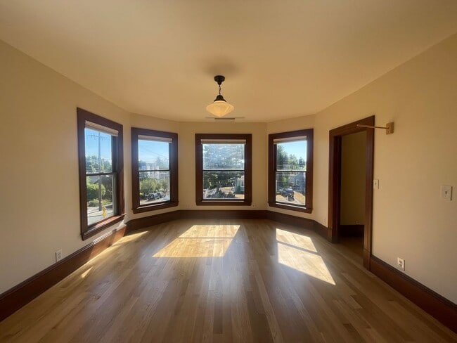 Building Photo - Charming 2 Bed / 1.5 Bath Victorian with G...