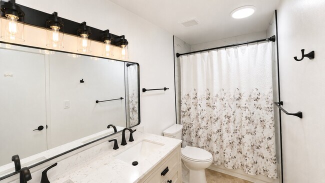 Building Photo - 322 E Huntington Dr