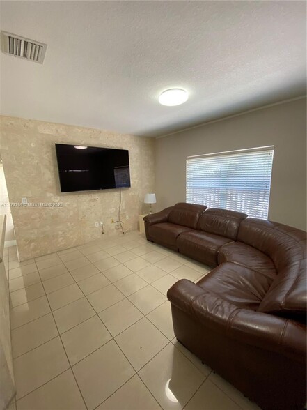 Building Photo - 6804 NW 109th Ave