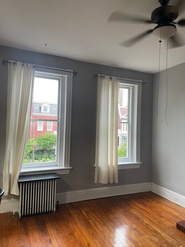 living room - 2515 W Grace St