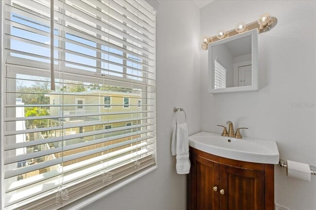 Building Photo - 916 2nd St N