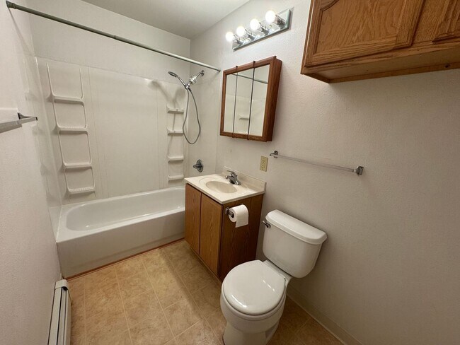 Building Photo - APPLY NOW, AND GET A $300 DISCOUNT ON YOUR...