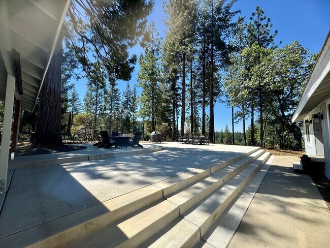 Building Photo - 4425 Sierra Springs Dr