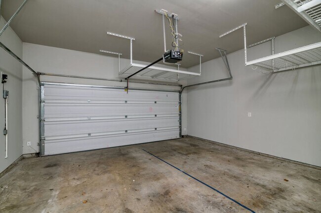 Building Photo - GORGEOUS 3 BEDROOM TOWNHOUSE LOCATED IN FORT WORTH!