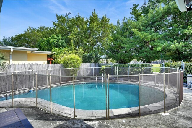 Building Photo - 820 W 43rd Ct