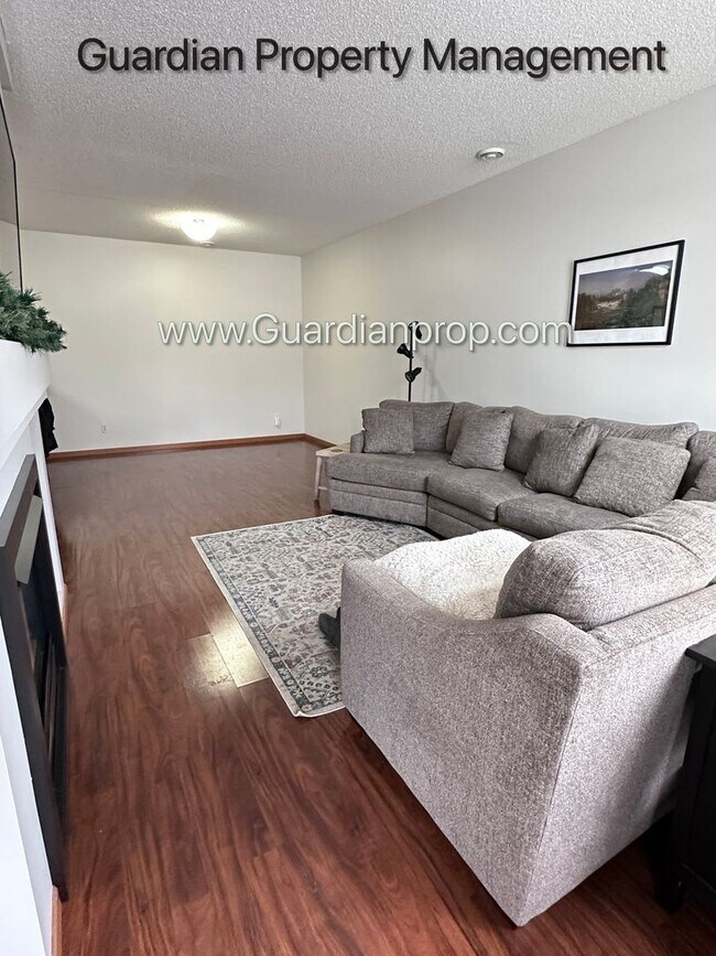 Building Photo - Shakopee Town Home, 2 Car Garage, 1.5 Baths, Patio, Dishwasher, W/D