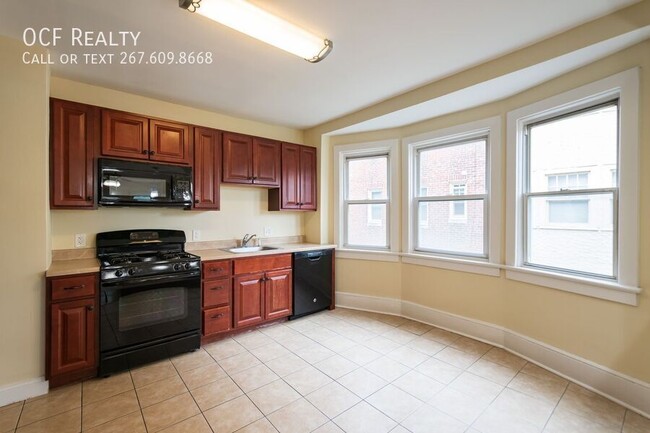 Building Photo - 2252 Bryn Mawr Ave