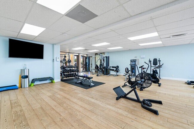Building Photo - 1147 Hillsboro Mile