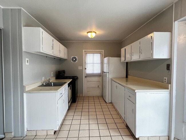 Building Photo - 3BR 1BA in Shady Lane - Covered Rear Porch and Covered Parking