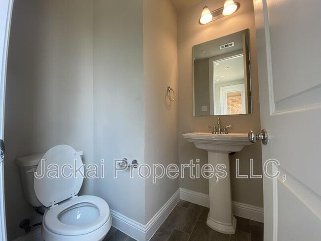 Building Photo - 801 Ponds Edge Ln