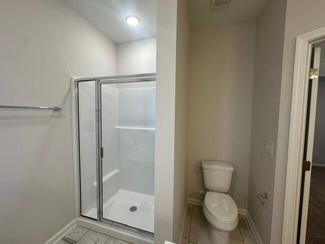 Building Photo - 444 Country Club Dr