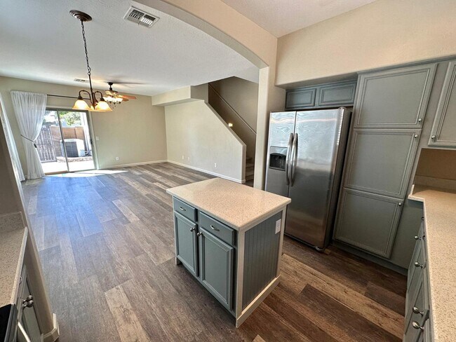 Building Photo - 1912 E Loma Vista St