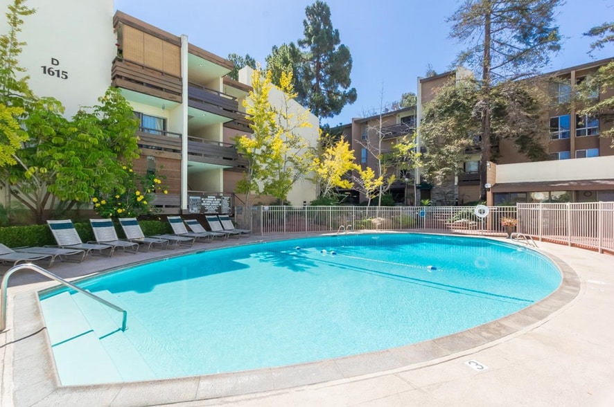 Building Photo - 1611 Hotel Cir S