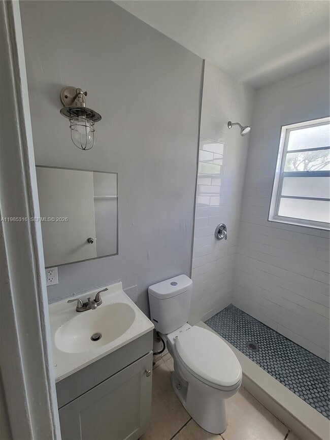 Building Photo - 1720 NW 1st Pl