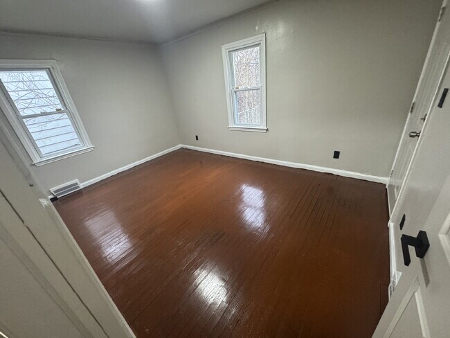 Building Photo - Ready for Move-In: Spacious 3-Bed Home