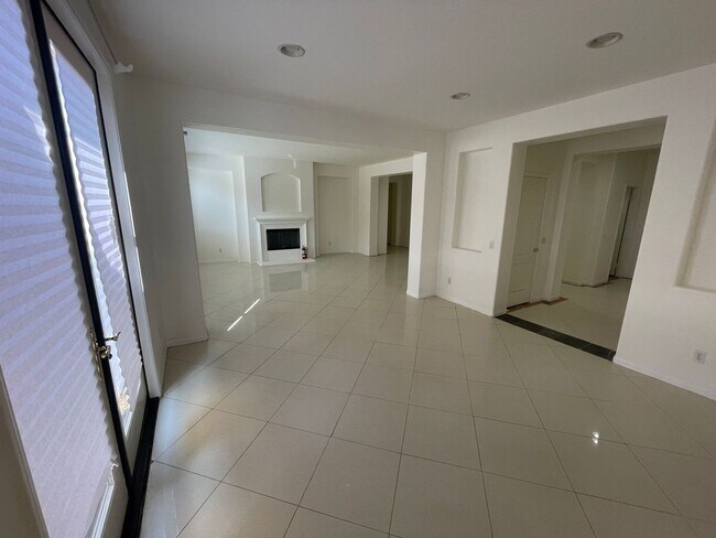 Building Photo - Spacious 4-Bedroom Home in Desirable Woodcrest, Riverside!