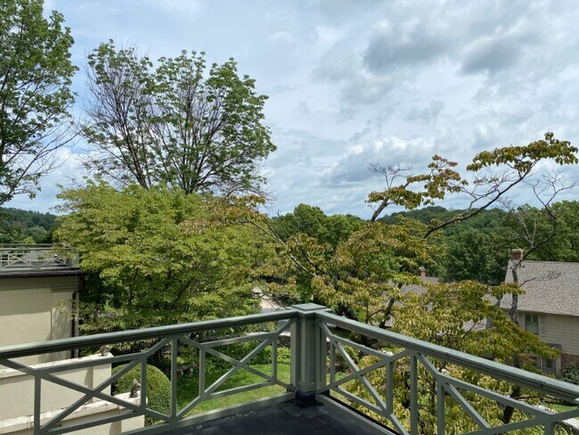 Building Photo - 385 Sherwood Ave