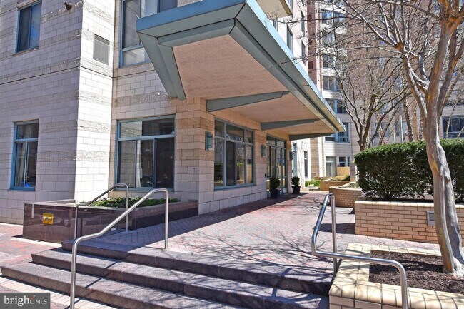 Building Photo - 851 N Glebe Rd