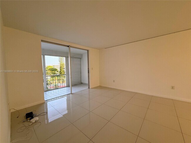 Building Photo - 2859 Leonard Dr