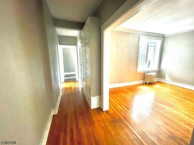 Building Photo - 17 Elwood Pl