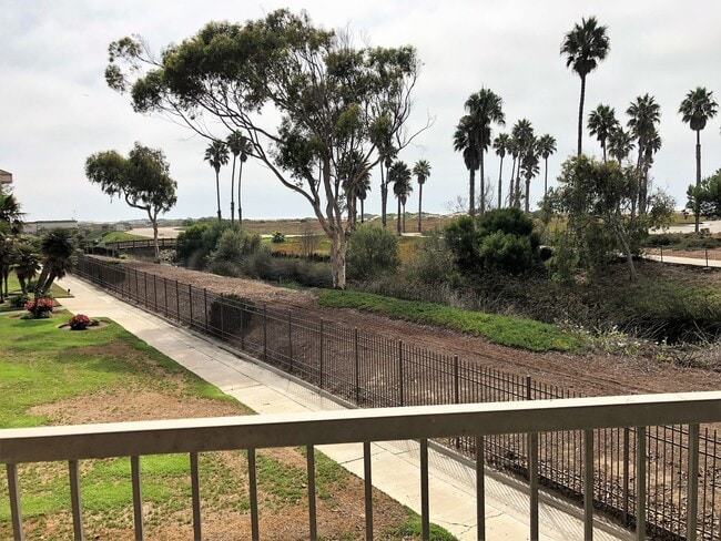 Building Photo - Spacious 3 + 2 Ocean View Condo - Prime Corner Location.