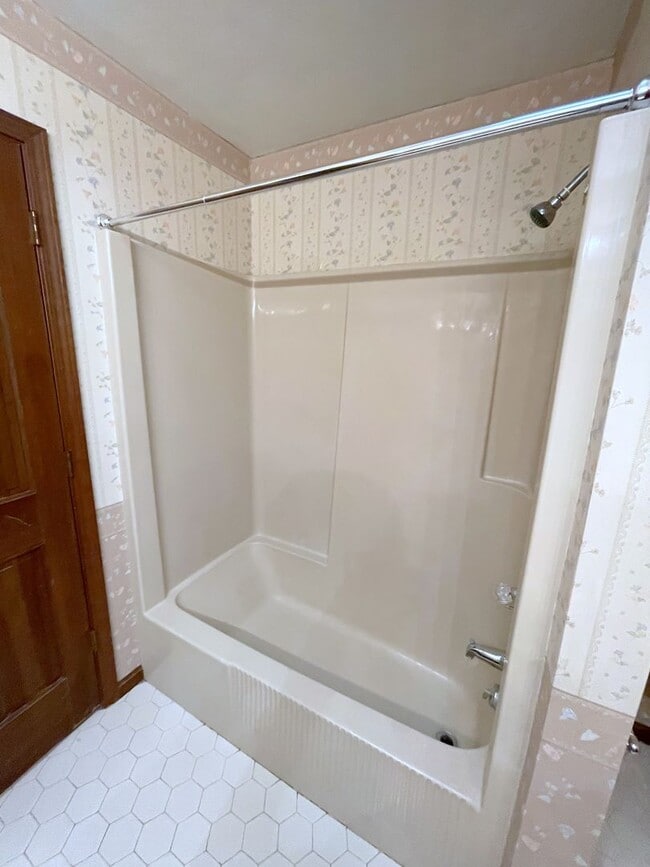 Building Photo - Country Charm Large 2-Bedroom Duplex in Mi...