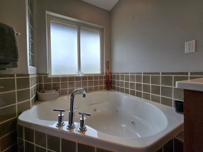 Building Photo - Beautiful Quemazon Home (5085 Alegria)