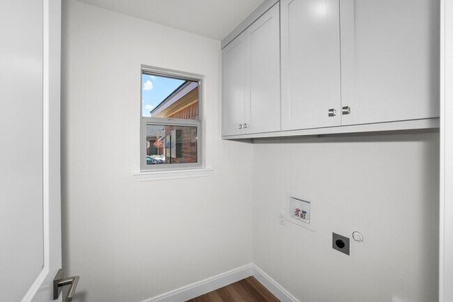 Building Photo - 7624 Woodford Ave