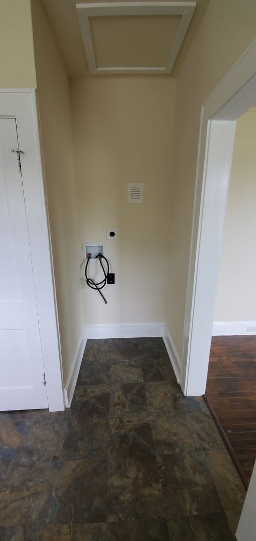 Building Photo - Lovely 2 Bedroom with a Large Yard!