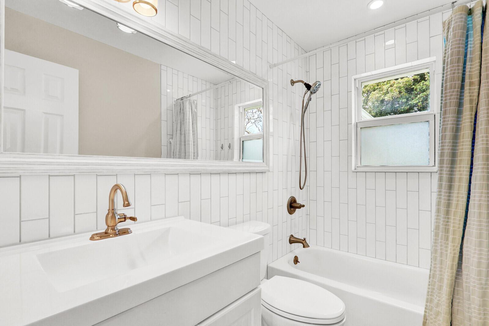 Building Photo - 129 Village Cir