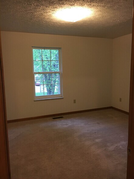 Building Photo - 16 Peartree Ln