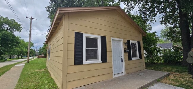Building Photo - Cute 2 bedroom home near downtown