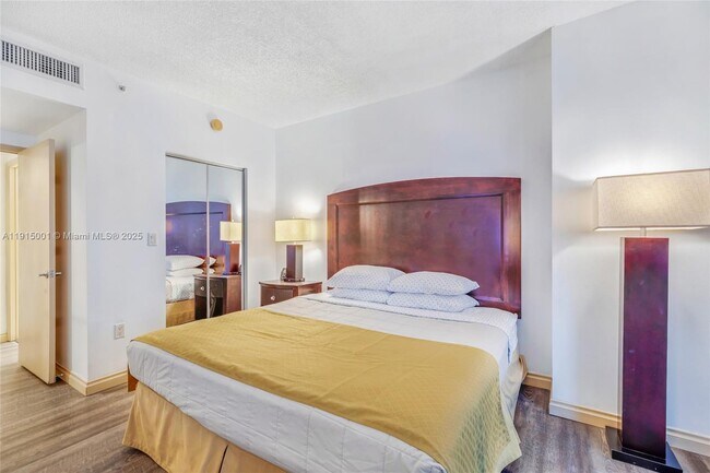 Building Photo - 17375 Collins Ave