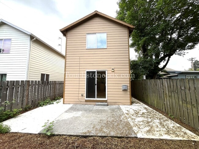 Building Photo - Bright, Spacious 3BR Home Near MAX – A/C, ...