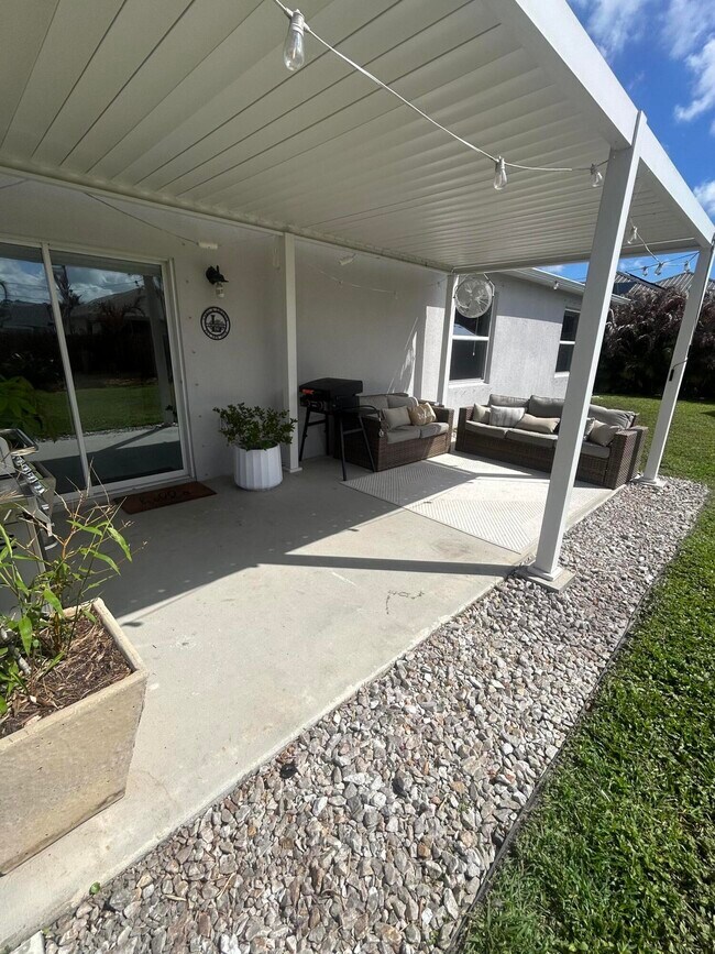 Building Photo - 5840 NW Bates Ave