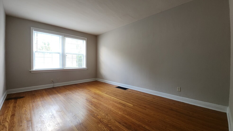 Building Photo - 1042 Sanford Ave