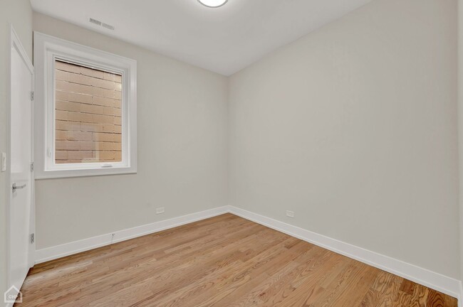 Building Photo - 4605 S St Lawrence Ave
