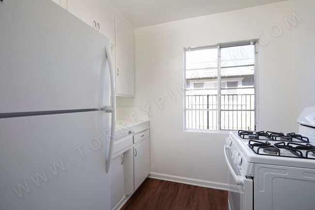 Building Photo - *OPEN HOUSE: 9/6 2-3PM* Studio Available i...