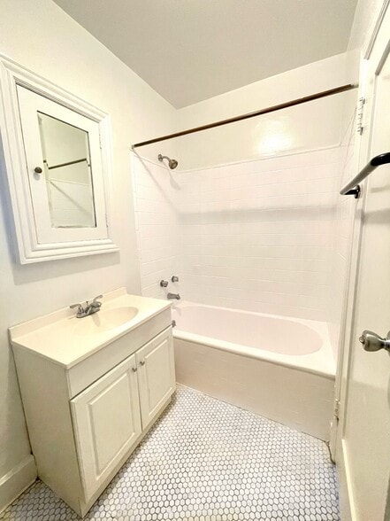 Bathroom - 717 1/2 N Ridgewood Pl