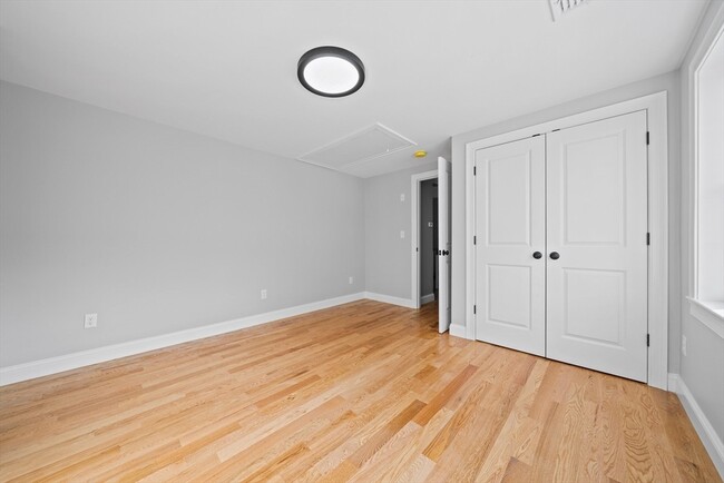 Building Photo - 473 Newport Ave
