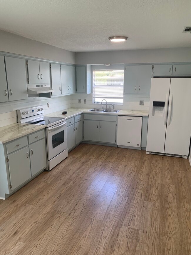 Building Photo - 1920 Travelers Palm Dr