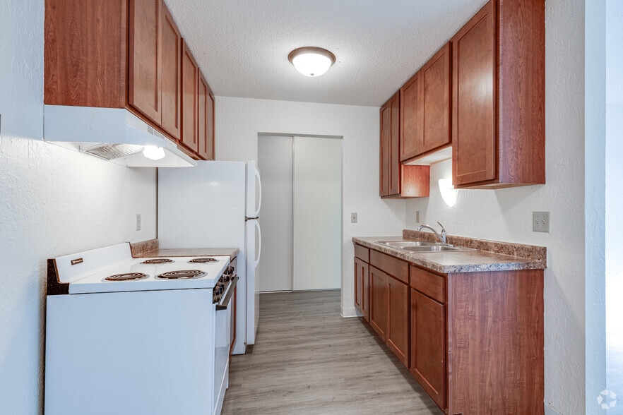 2BR, 2BA - 960SF - Kitchen - 956 Place Apartments