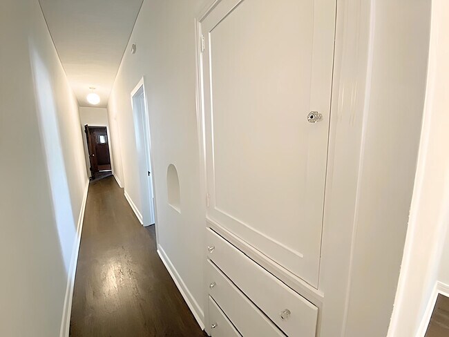 Building Photo - 920 N Hoover St