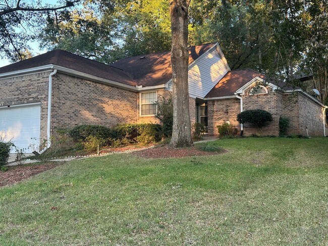 Building Photo - Beautiful 3/2 in Golf Course Community